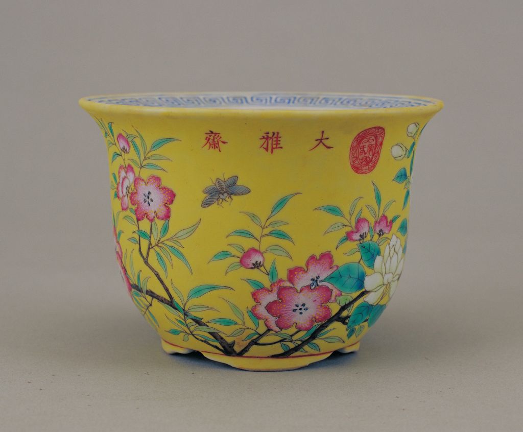 图片[1]-Yellow ground pink flowerpot with butterfly pattern-China Archive